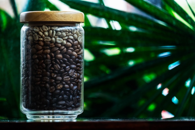 Foto chicchi di caffè nel barattolo di vetro