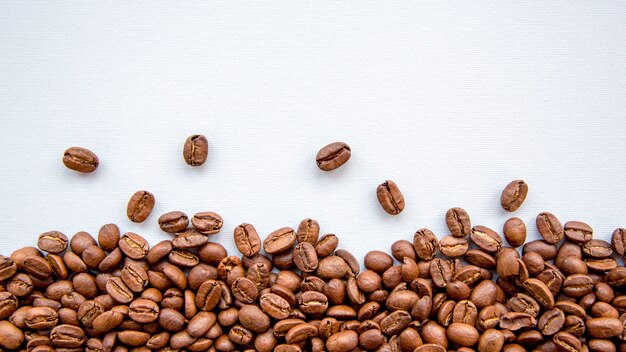 Foto chicchi di caffè sul fuoco selettivo di grey background natural light