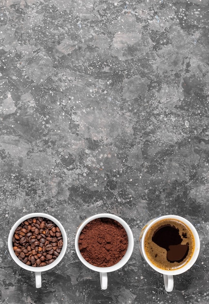 Кофейные зерна, молотый кофе и эспрессо в чашках copyspace
