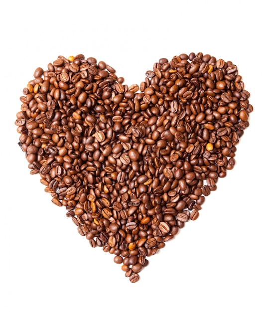 Кофе в зернах в форме сердца на белом фоне изолированные