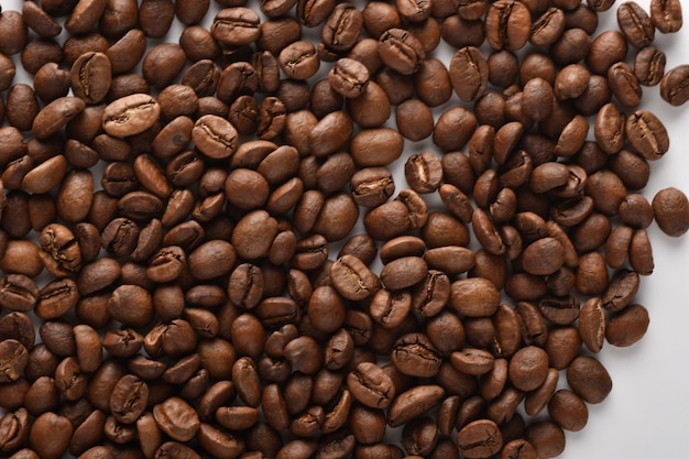 검은 배경에 고립 된 커피 콩