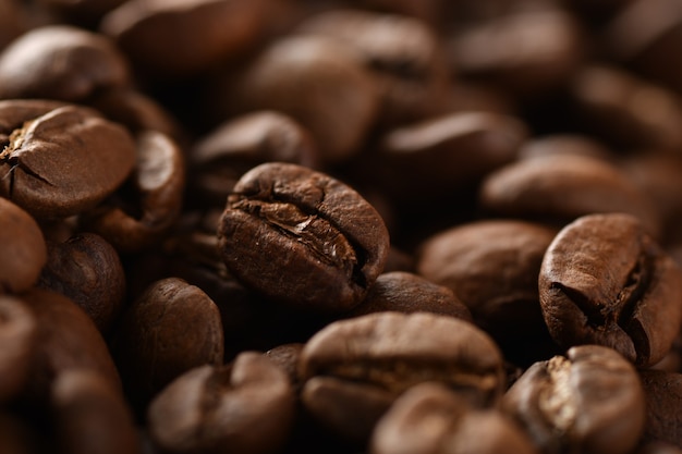 黒の背景に分離されたコーヒー豆