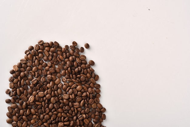 Фото Кофе в зернах, изолированные на черном фоне