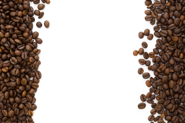 白い背景で隔離のコーヒー豆。