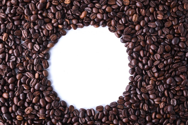 白い背景に隔離されたコーヒー豆