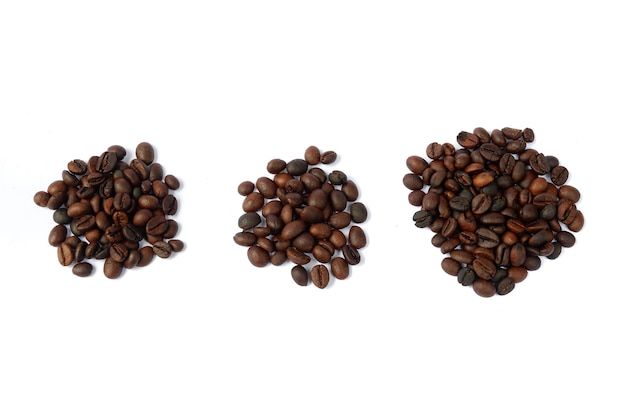 白い背景で隔離のコーヒー豆