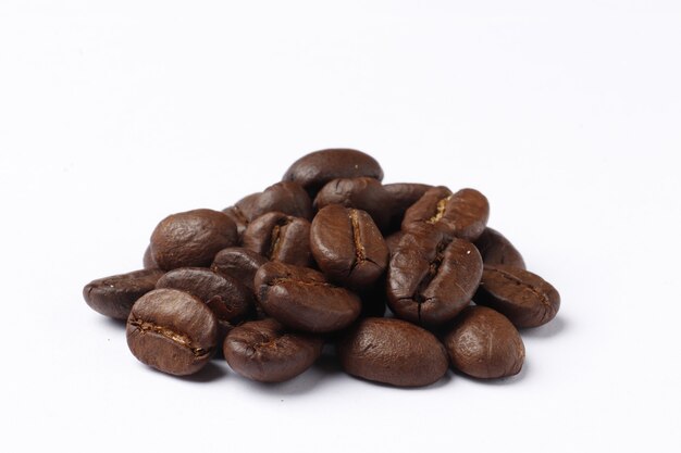 白い背景で隔離のコーヒー豆。