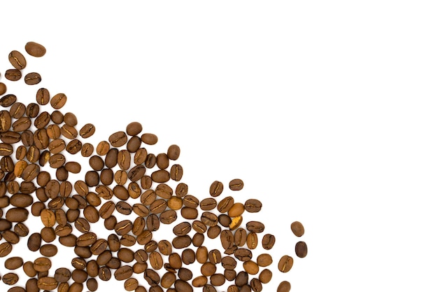 Кофе в зернах, изолированных на белом фоне