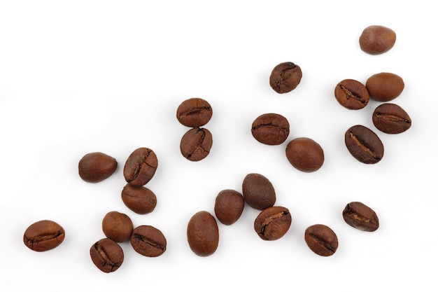 白いクローズアップ上面図で分離されたコーヒー豆