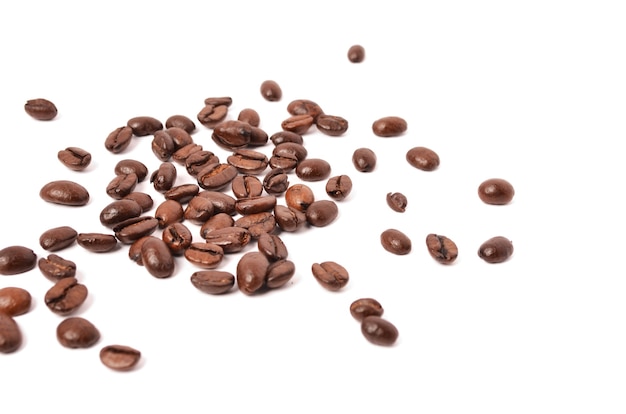 白で分離されたコーヒー豆