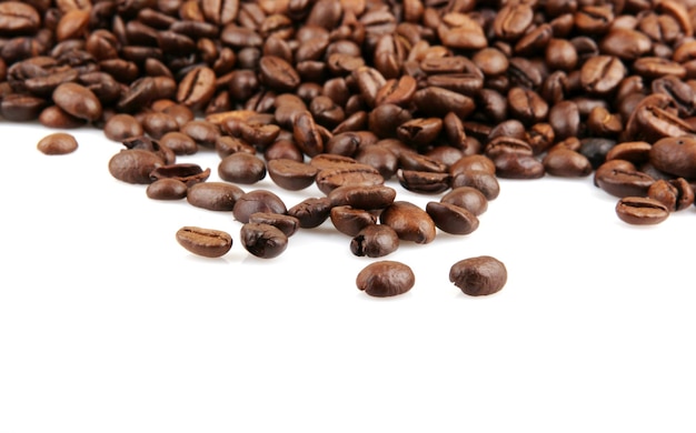 白で隔離されるコーヒー豆
