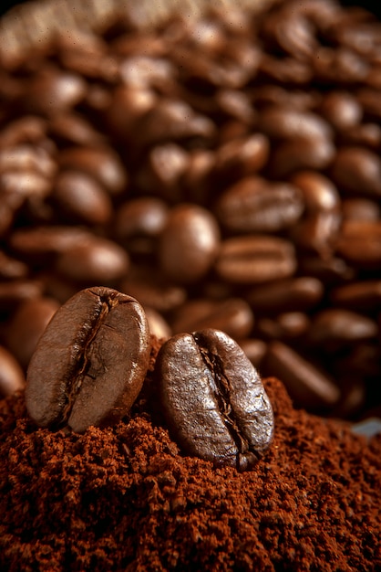 Кофе в зернах лежит на бугорке кофе