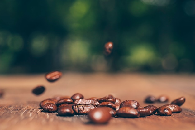 写真 木製の質感のコーヒー豆。閉じる