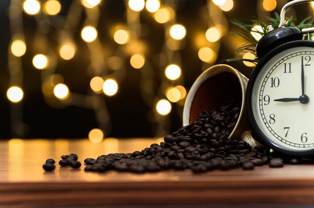 Coffee beans Placed on the desk Orange bokeh floor scenw