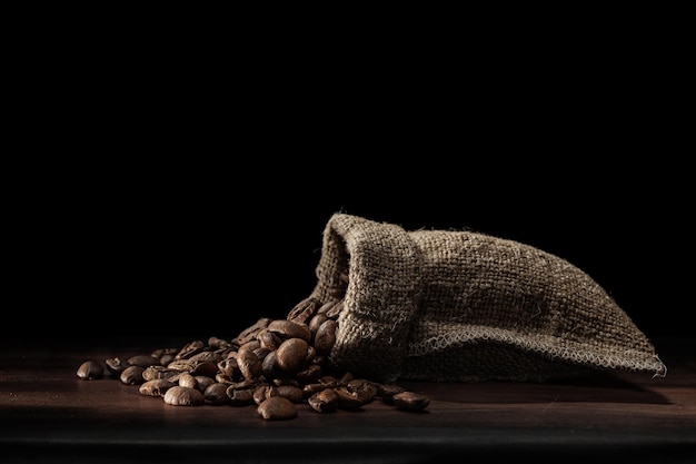 커피 콩 을 주트 가방 에서  ⁇ 는다