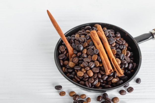 Photo coffee beans roasted in a pan