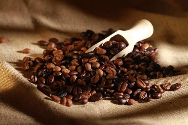 coffee beans , scattered , horizontal,