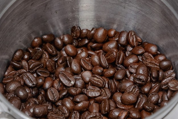 Foto chicchi di caffè nella pentola d'argento