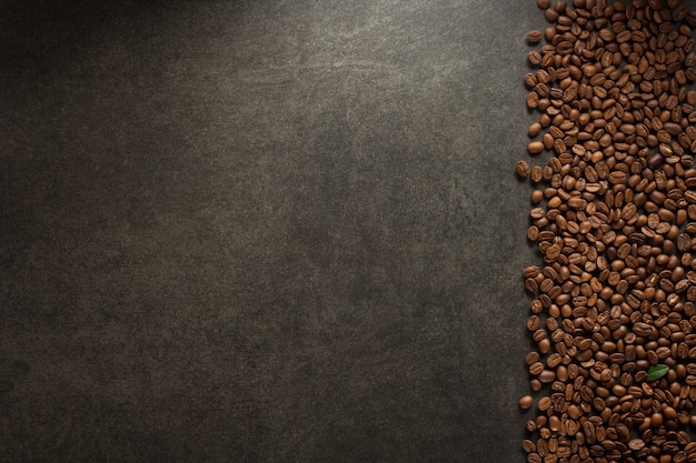 テーブル表面のコーヒー豆