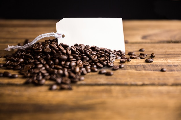 Photo coffee beans on a table with tag