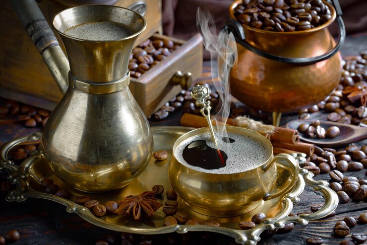 Photo coffee beans on a tray with a cup of coffee on it
