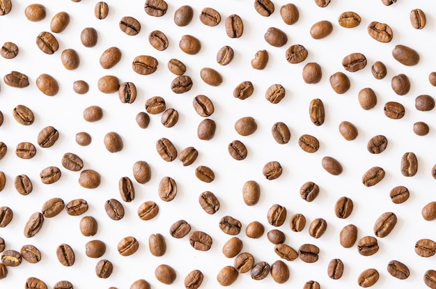 Photo coffee beans on white background