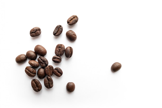 白い背景の上のコーヒー豆。