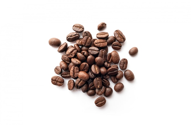 白い背景の上のコーヒー豆。