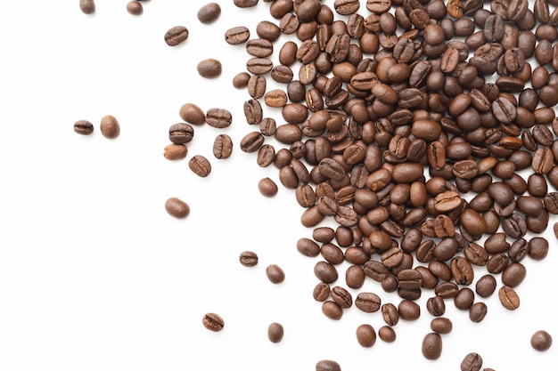 Chicchi di caffè su sfondo bianco