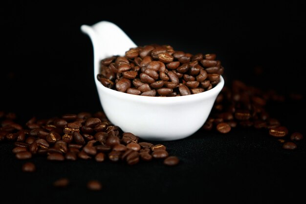 白いカップのコーヒー豆