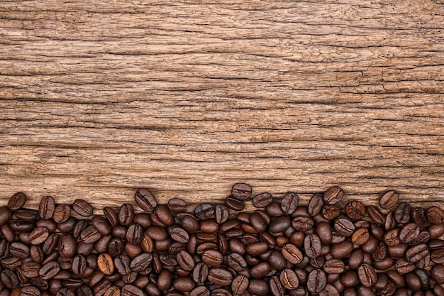 Chicchi di caffè su sfondo di legno spazio per testo di esempio vista dall'alto concetto di caffetteria agricola