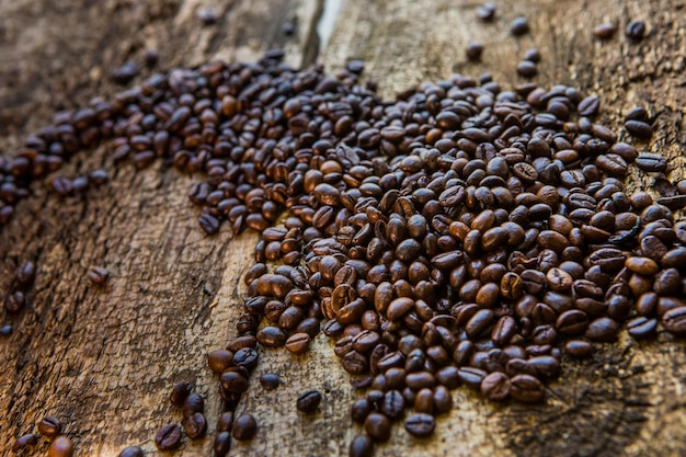 木の質感の背景にコーヒー豆