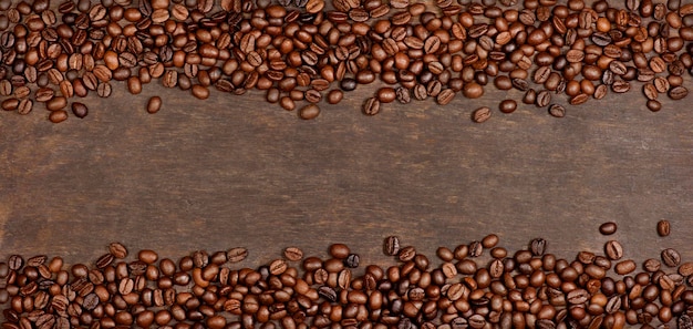 木の質感の背景にコーヒー豆
