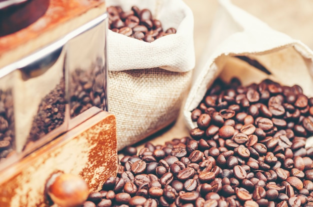 Foto chicchi di caffè su fondo di legno, caffè arabica, immagine di filtro dell'annata