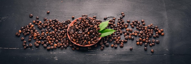 Chicchi di caffè su uno sfondo di legno vista dall'alto copia spazio