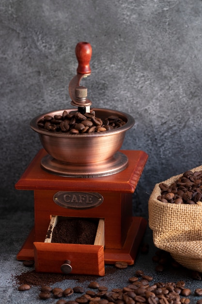 Chicchi di caffè e un macinino in legno