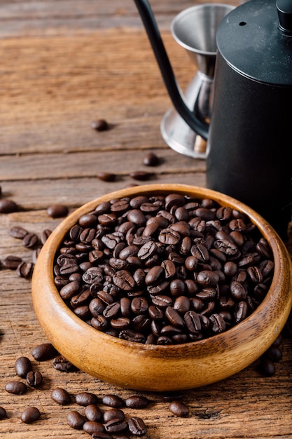 Chicchi di caffè sul tavolo di legno