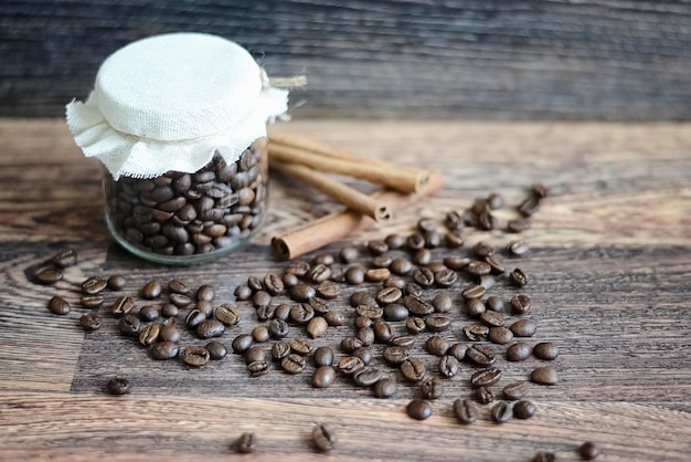 Photo coffee beans on a wooden table