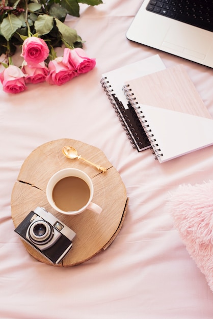 Foto caffè nel letto. stile di vita di blogger