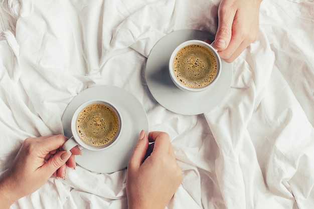 ベッドの中でコーヒー。セレクティブフォーカス温かい飲み物。