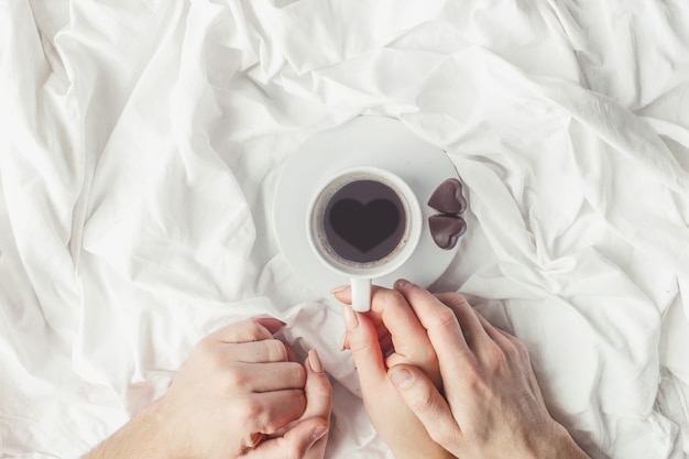 침대에서 커피. 선택적 초점. 사랑 음료.