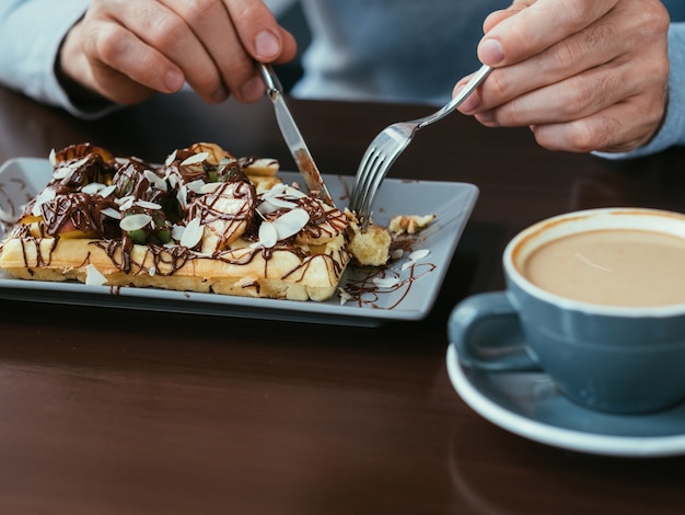 コーヒーとベルギーワッフル。飲食。甘い昼食や朝食の習慣。