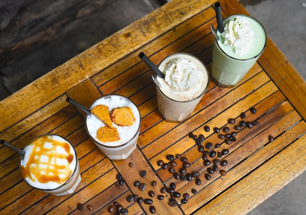 Photo coffee beverages with coffee beans on wooden table in a coffee shop