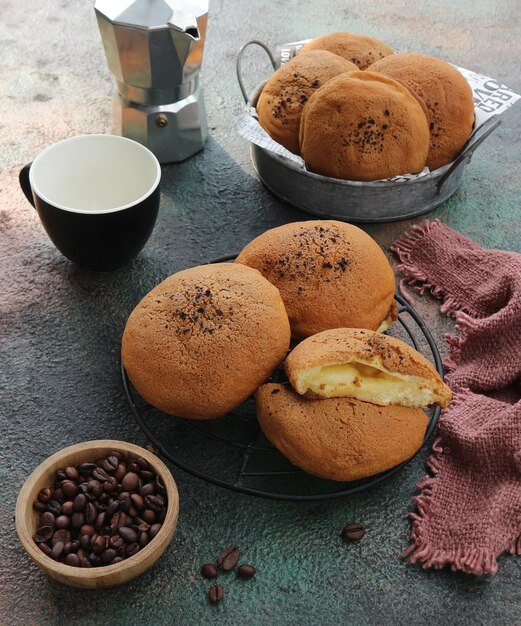 Foto pane al caffè servito sulla tavola con chicchi di caffè