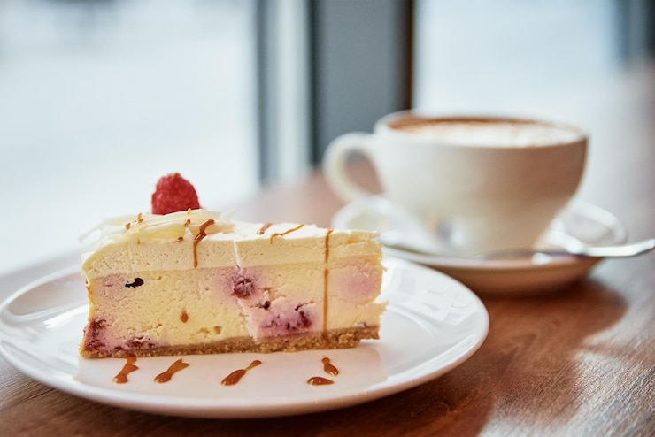 Photo 公共の場所でのコーヒー朝食