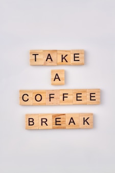 Concetto di pausa caffè. fai una pausa realizzata con blocchi di costruzione in legno isolati su sfondo bianco.