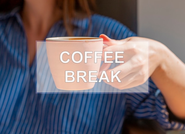 Кофе-брейк надпись на фото с рукой, держащей чашку кофе