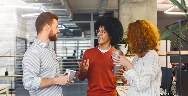Photo coffee break of young creative team diverse millennials enjoying communication in modern office free