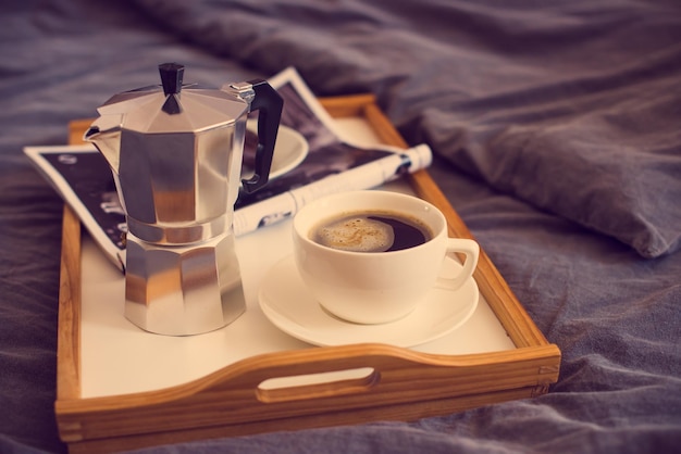 침대 아늑한 아침에 커피와 아침 식사