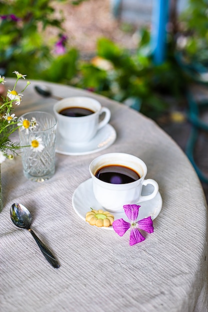 Кофе и завтрак на столе перерыв на чаепитие на открытом воздухе